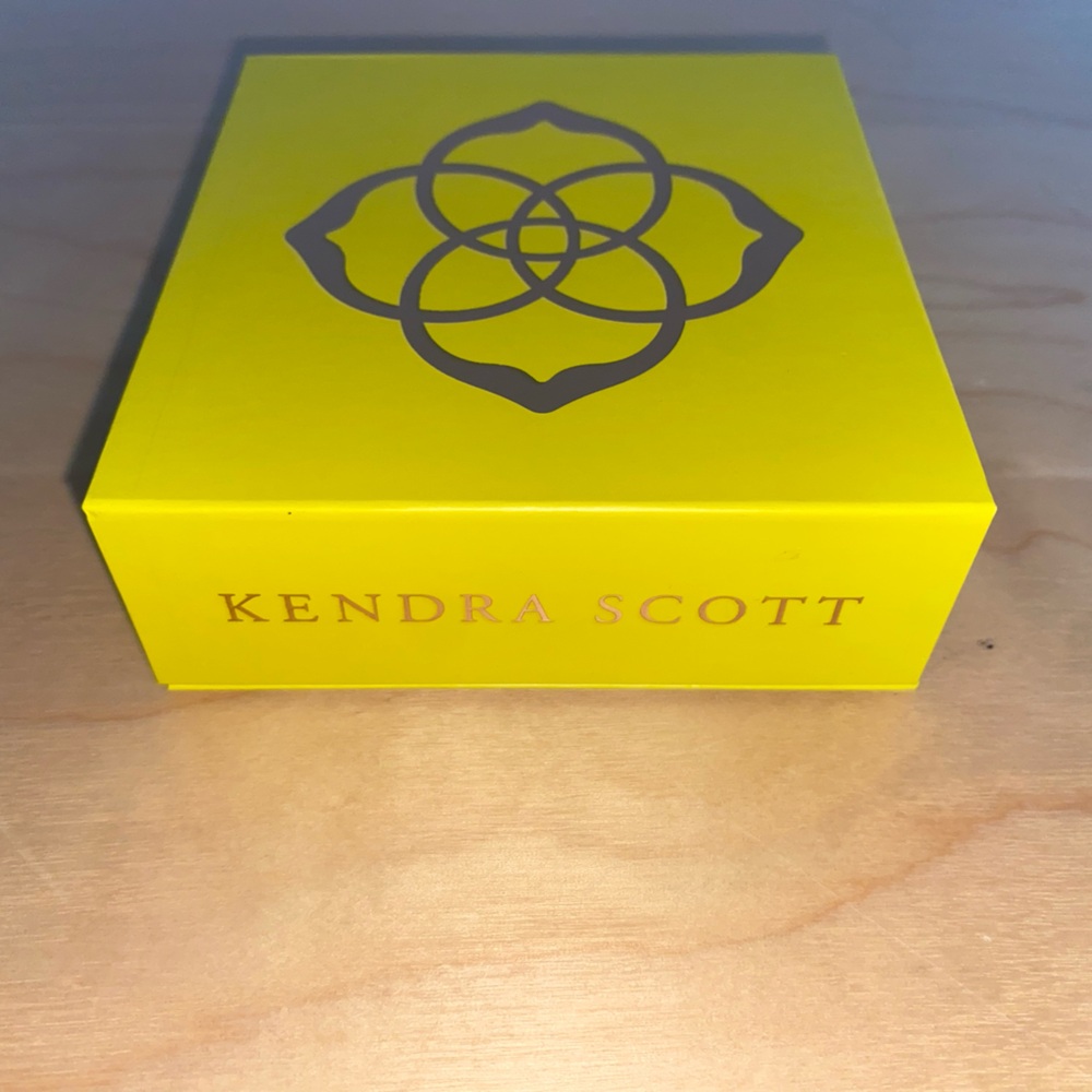 Kendra scott necklace